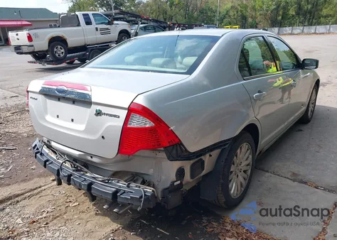 2010 Ford Fusion Hybrid z USA, uszkodzony, nr VIN 3FADP0L32AR234232